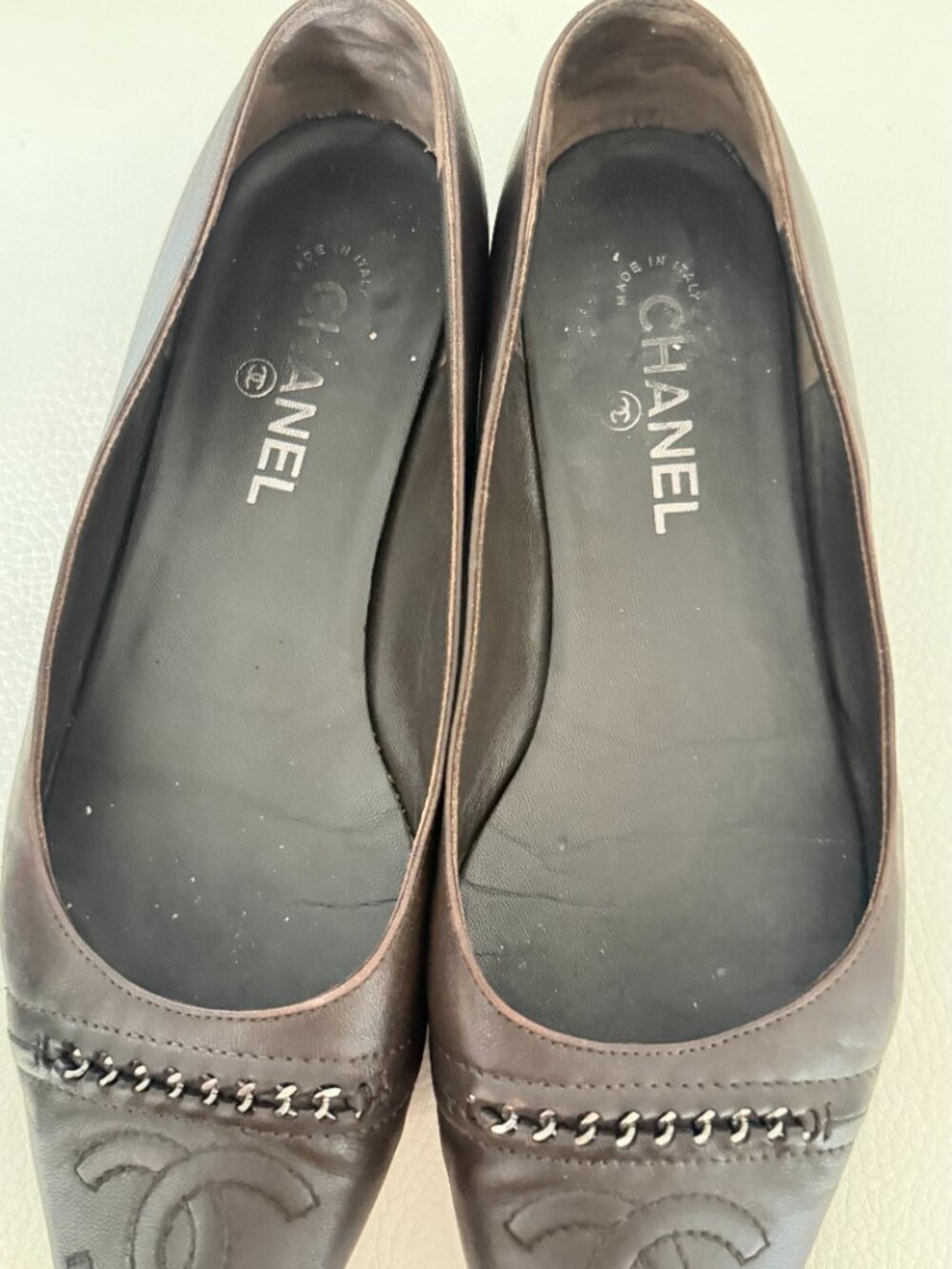 AUTH CHANEL BROWN LEATHER CC LOGO CHAIN TRIM ALMOND TOE BALLET FLATS SHOES 42 - Picture 5 of 7